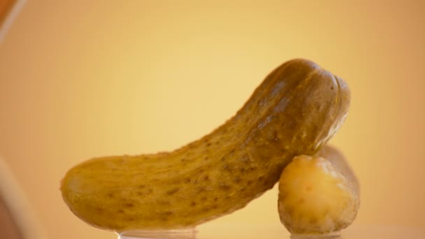 旋转的嫩黄瓜。循环 — 图库视频影像
