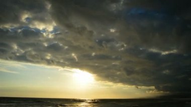 denizin timelapse bulutlu gün batımında