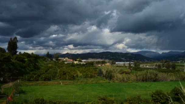 Nuvens e campo. lapso de tempo — Vídeo de Stock