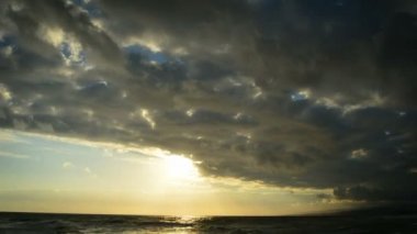 denizin timelapse bulutlu gün batımında