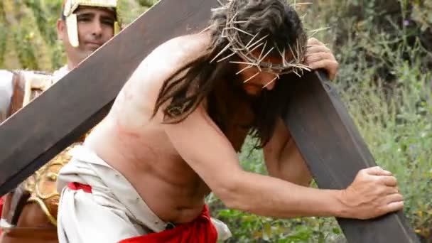 Христос несет крест на Голгофу 2 — стоковое видео