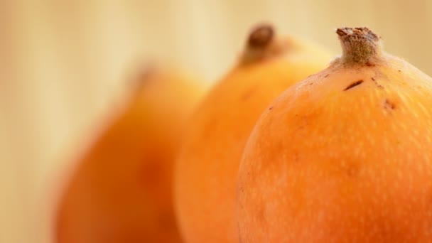 Vruchten van de loquat ronddraaien, close-up — Stockvideo