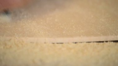 marangoz, usta veya luthier, ahşap tahta planya ile zımpara.