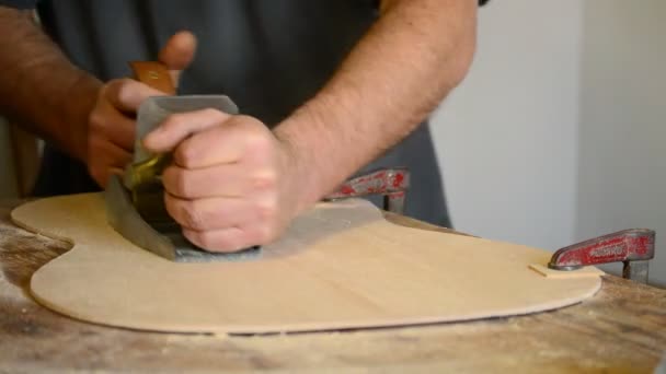 Carpenter, iparos vagy hangszerkészítő, csiszolás fa fa gyalu. — Stock videók