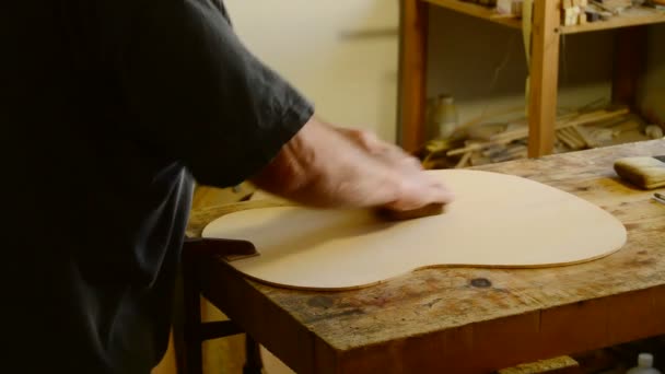 Marangoz, luthier veya zanaatkar, Masa ahşap — Stok video