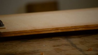 marangoz, usta veya luthier, ahşap tahta planya ile zımpara.