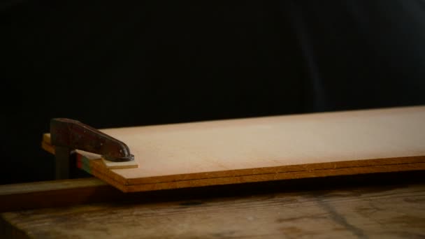 Carpintero, artesano o luthier, lijando madera con cepilladora de madera . — Vídeos de Stock