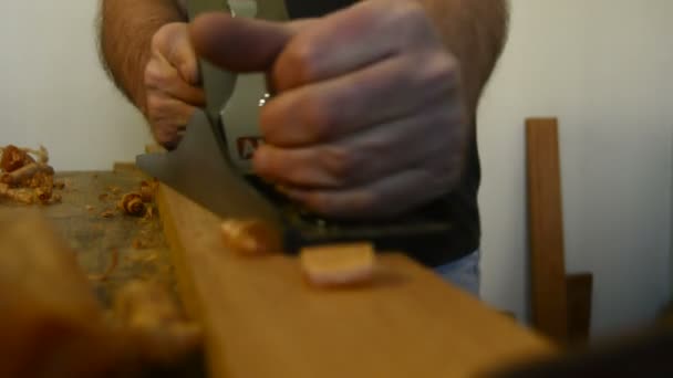 Tesař, broušení dřeva stůl s dřevěnou hoblík — Stock video