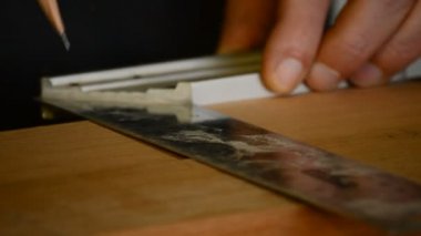 marangoz veya zanaatkar mark masa ahşap yakın çekim