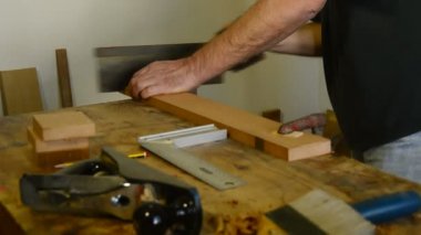 luthier, marangoz, usta, demir testeresi ile kesme ahşap