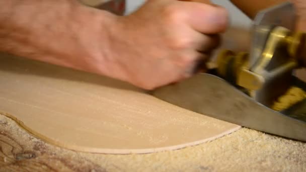 Geigenbauer poliert Holz für Flamencogitarre — Stockvideo