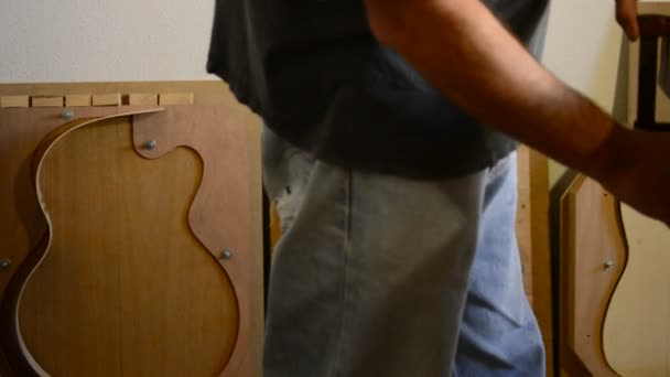 Luthier trabajando en el lugar de trabajo, pan . — Vídeos de Stock