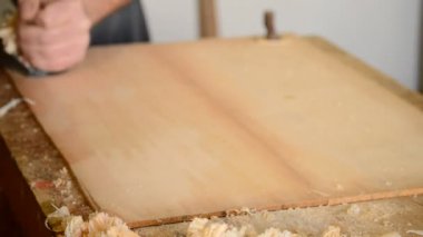 marangoz veya luthier tahta planya ile çalışma.