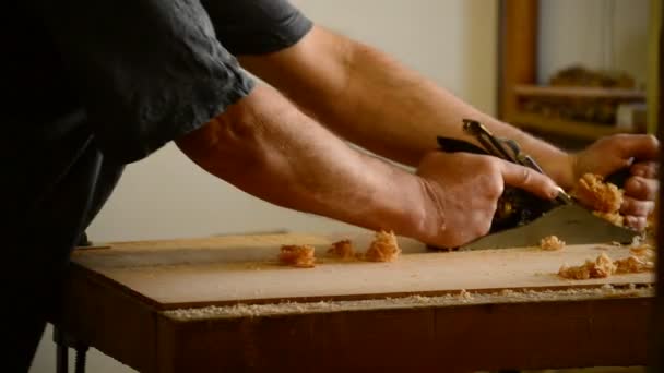 Carpintero, artesano o luthier, lijando madera con cepilladora de madera . — Vídeo de stock