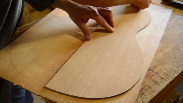 琴师木材中绘制的形状的吉他