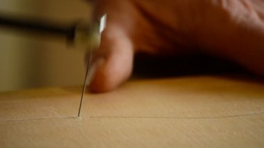 bir demir testeresi ile kesme ahşap yakın çekim