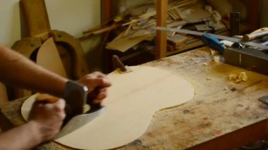 marangoz, usta veya tahta planya Flamenko gitar vererek luthier,.