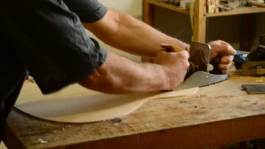 marangoz, usta veya tahta planya Flamenko gitar vererek luthier,.