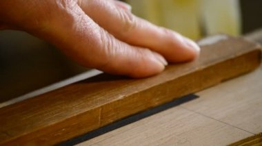 marangoz veya zanaatkar mark masa ahşap yakın çekim