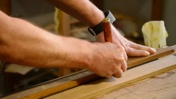 Timmerman of ambachtsman mark uit in een tabel hout close-up — Stockvideo
