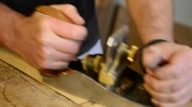 luthier tahta planya ile iş yerinde çalışma.