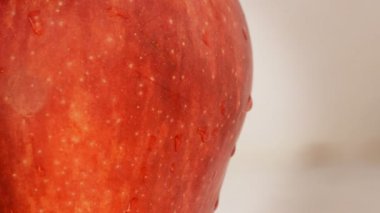 Kırmızı elma döndürme.