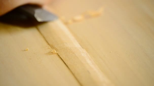 Luthier che lavora in una chitarra flamenco con una pialla di legno — Video Stock