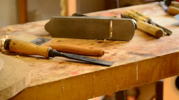 Carpintero, luthier o artesano en madera de mesa — Vídeos de Stock