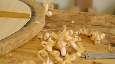Flamenko gitar, tahta planya ile çalışan luthier yakın çekim