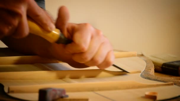 Luthier fabricando una guitarra clásica — Vídeos de Stock