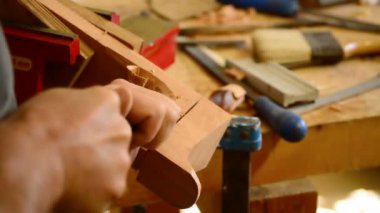 luthier çalışma mağazasında çalışan keski ile