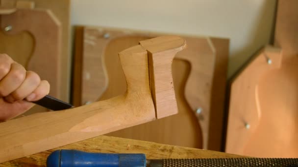 Luthier con cincel trabajando en taller — Vídeos de Stock