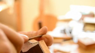 luthier Flamenko gitar bir mastil üzerinde çalışma