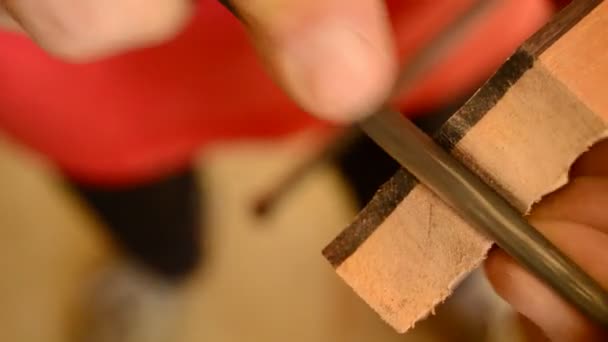 Luthier trabajando en un mastil de guitarra flamenca — Vídeo de stock