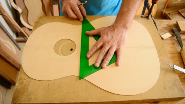 Luthier trabajando en una cubierta de armónica de guitarra — Vídeos de Stock