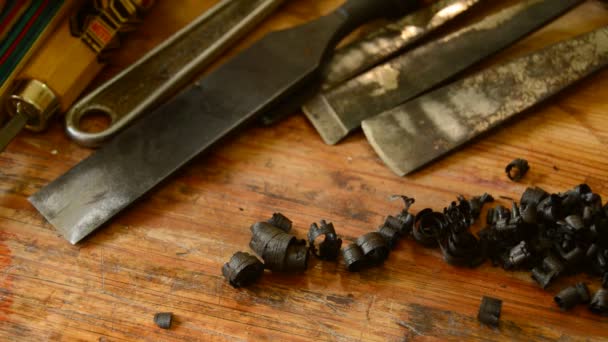 Afeitado de madera de ébano y herramientas de carpintería como fondo — Vídeos de Stock