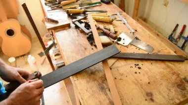 luthier perdeler bir gitar bir demir testeresi ile yapma