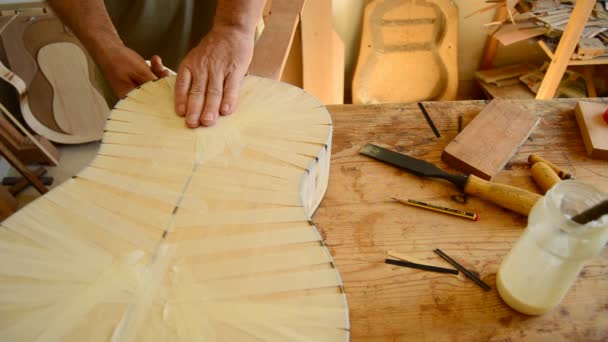 Luthier produzione di una chitarra — Video Stock