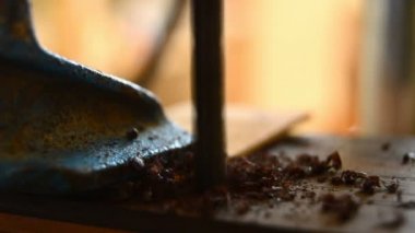 Akülü matkap ile Pano bir delik delinmiş