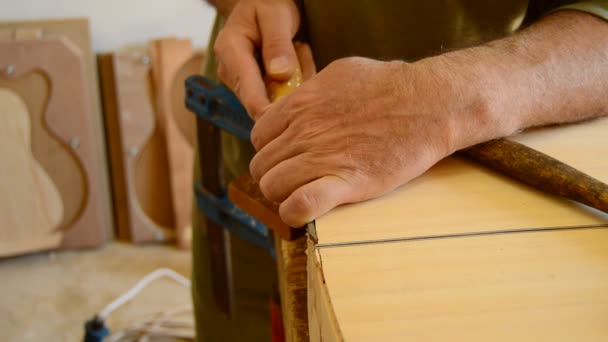 Luthier decora uma guitarra flamenco — Vídeo de Stock