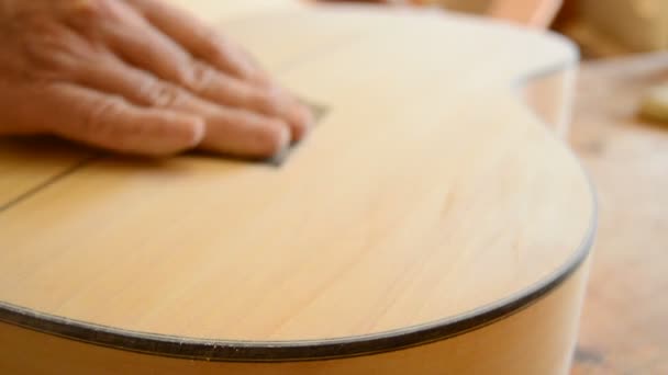 Instrumentmakare tillverkning en gitarr — Stockvideo