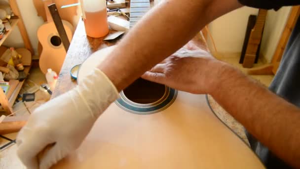 Luthier fabricando una guitarra — Vídeos de Stock