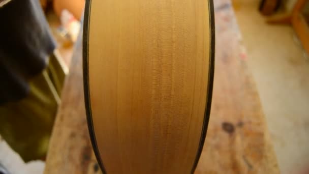 Luthier fabrique une guitare — Video