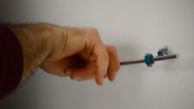 bir araç ile bir vida yerleştirilmesi