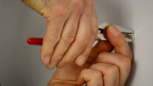 Placer une vis dans le mur 