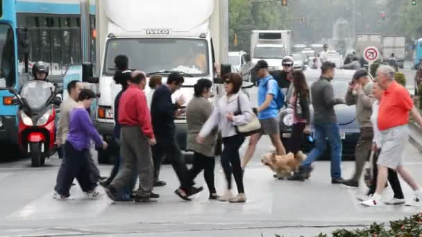 Menschen überqueren die Straße — Stockvideo