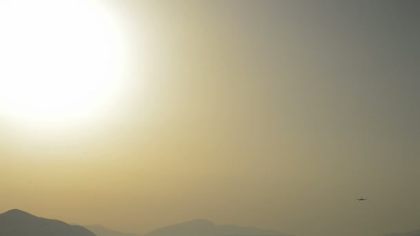 Приземлення літака на заході сонця — стокове відео