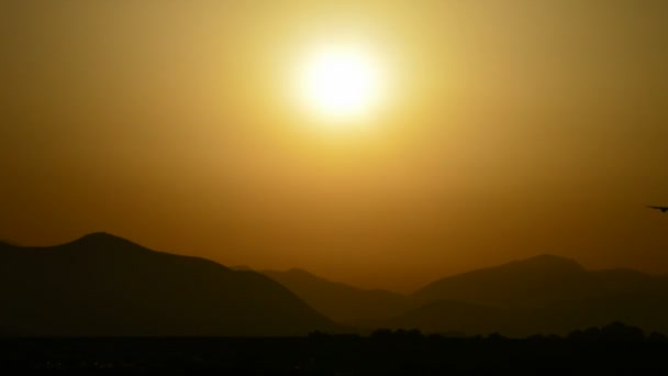 Vliegtuiglanding bij zonsondergang — Stockvideo