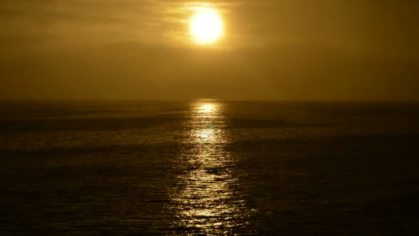 Rivage méditerranéen au coucher du soleil — Video