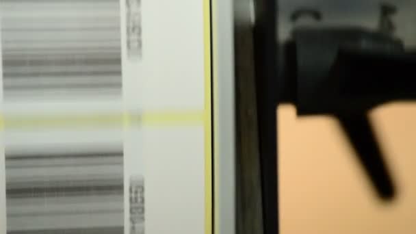 Máquina geradora de etiquetas — Vídeo de Stock